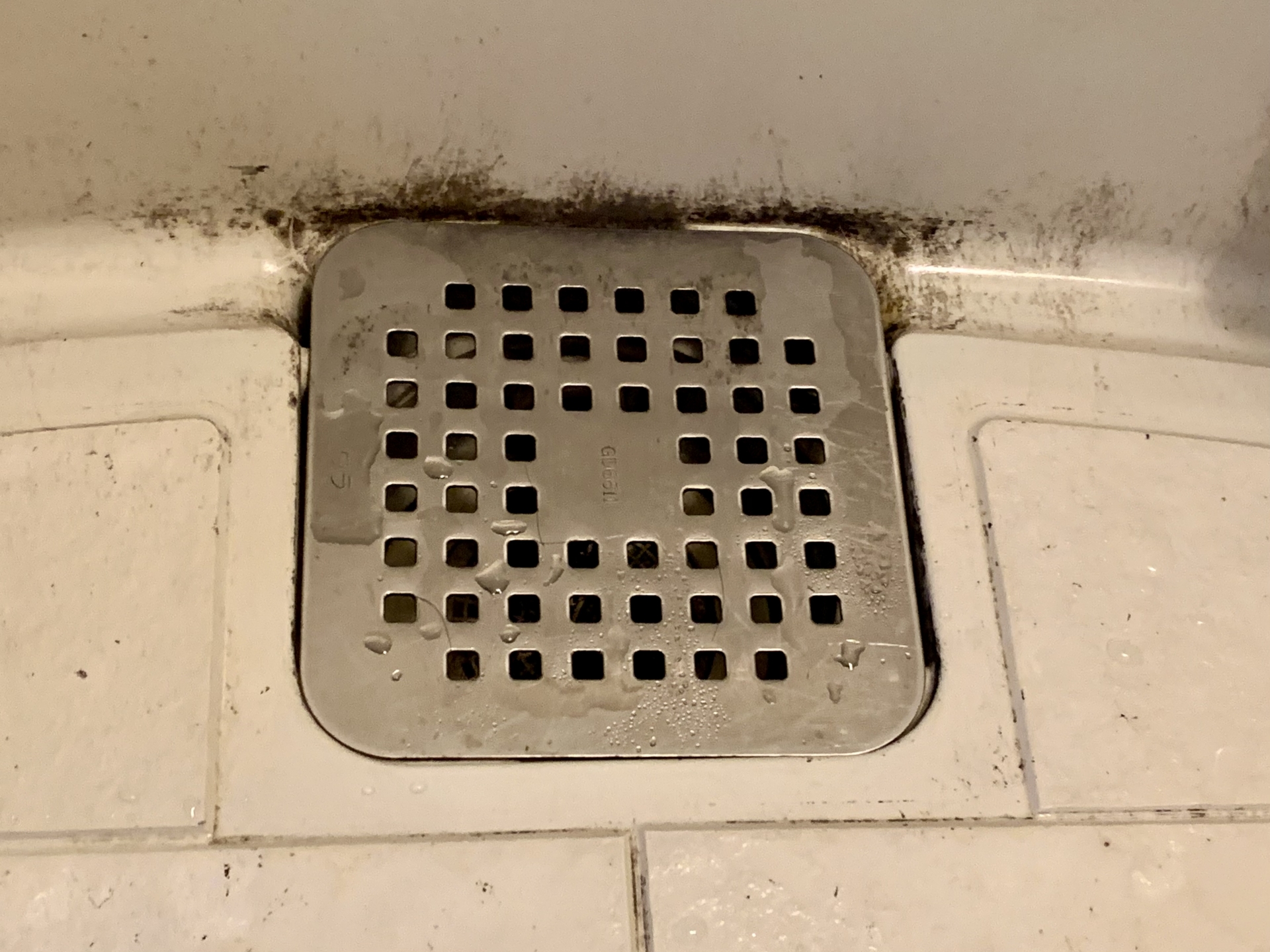 浴室の水垢とカビ掃除のイメージ